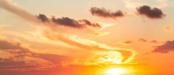 背景に雲と日の出の空のパノラマ — ストック写真