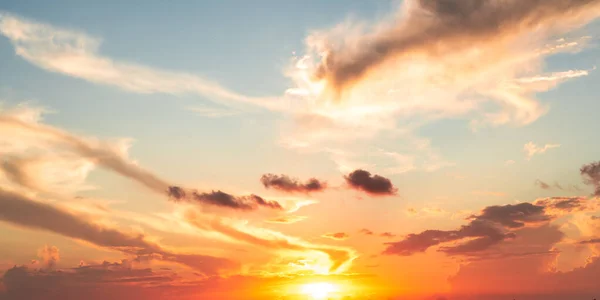Coucher de soleil orange et rouge ou lever de soleil ciel avec des nuages pour arrière-plan — Photo