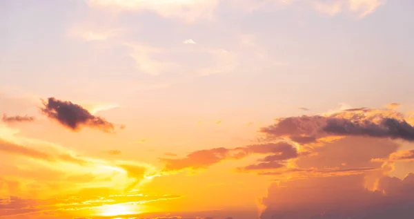 Dramática puesta de sol roja o cielo del amanecer con nubes de fondo —  Fotos de Stock