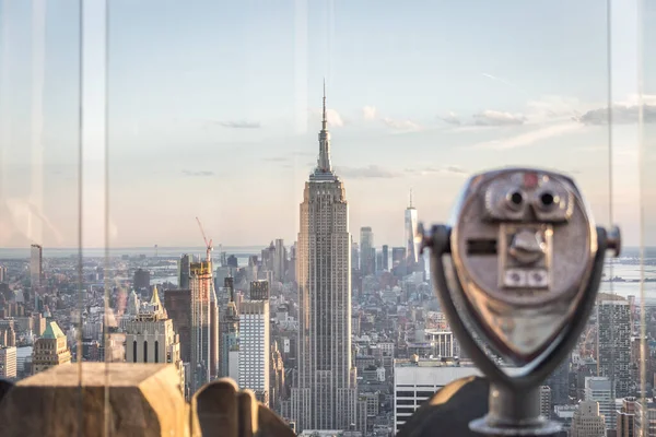 New York, États-Unis - 17 mai 2019 : Des jumelles regardent des monuments à Manhattan, New York — Photo