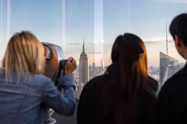 New York, États-Unis - 17 mai 2019 : New York, États-Unis - 17 mai 2019 : Vue arrière d'une femme regardant à travers un viseur binoculaire à New York Skyline — Photo