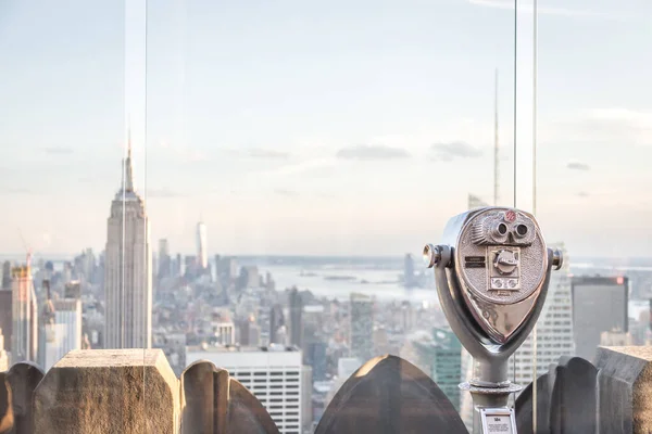 New York, États-Unis - 17 mai 2019 : Jumelles regardant des monuments dans le centre-ville de Manhattan depuis Top of the rock, New York — Photo