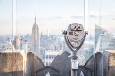 New York, Usa - 17 Mayıs 2019: Manhattan, New York 'un merkezindeki simgelere bakan kaya dürbünlerinin tepesi