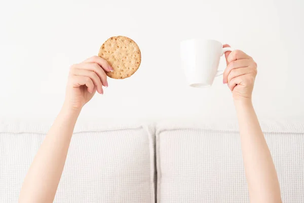 Yatakta battaniyenin üstünde bir fincan kahve ve kek. Sabah uyanan kadın — Stok fotoğraf