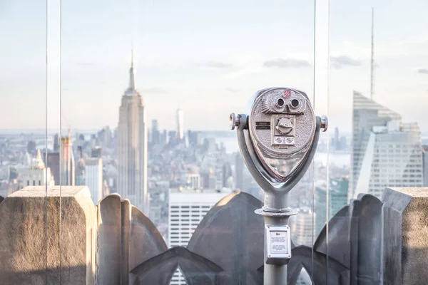 New York, États-Unis - 17 mai 2019 : Des jumelles haut de gamme regardent des monuments dans le centre-ville de Manhattan, New York — Photo