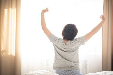 Sabahleyin yatakta uzanan kadın