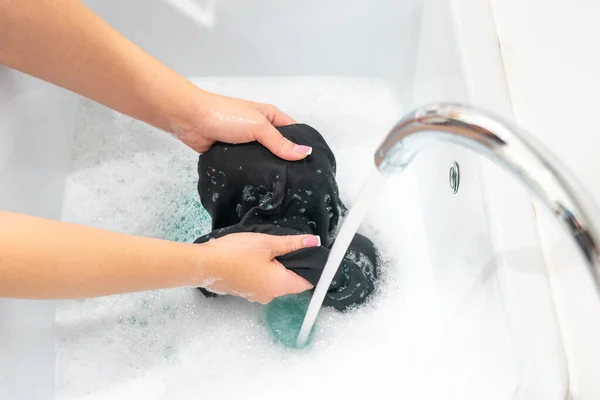 Mujeres lavándose las manos ropa negra en el lavabo —  Fotos de Stock