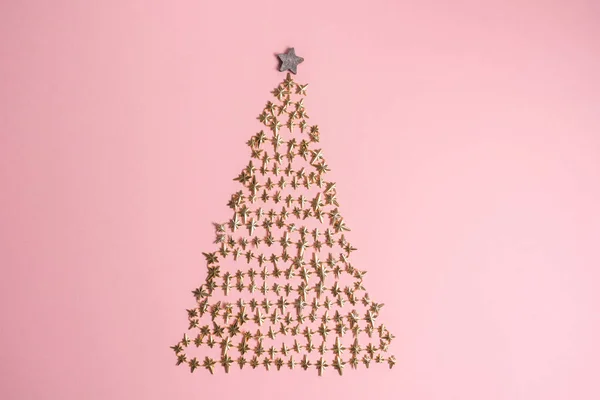 Desenho de árvore de Natal dourado em fundo rosa. Vista de cima. Depósito plano — Fotografia de Stock