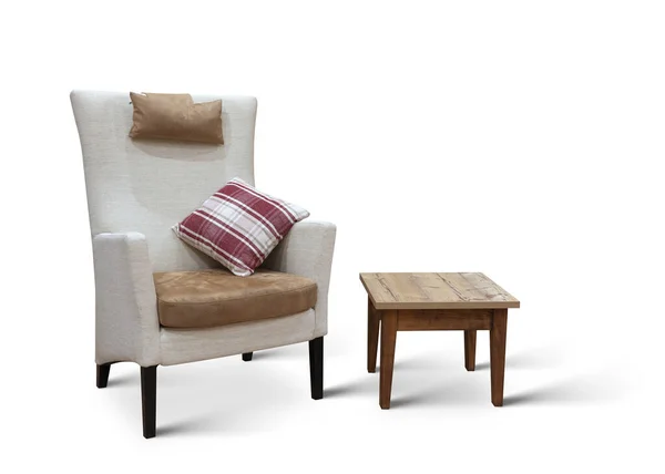하얀 배경에 베개와 커피 테이블이 붙어 있는 회색 플럭스 안락의자 — 스톡 사진