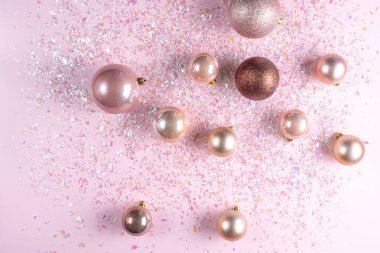 Pembe arka planda topların Xmas dekoru. Düz yatış, üst görünüm