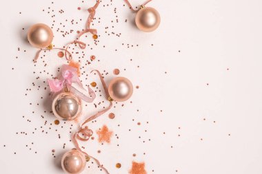 Noel baloları, beyaz arka planda pembe ve altın madalyalar. Üst görünüm, boşluk kopyala