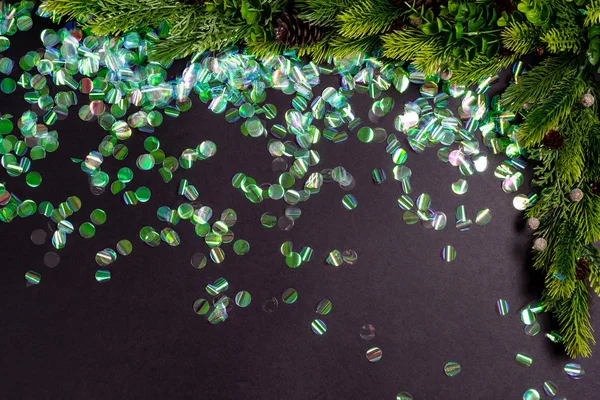 Green round confetti on black paper background. flat lay, top view — ストック写真