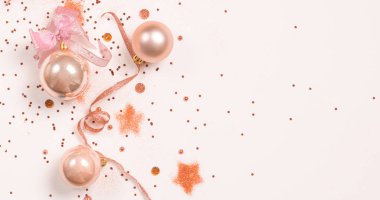 Noel baloları, beyaz arka planda pembe ve altın madalyalar. Üst görünüm, boşluk kopyala