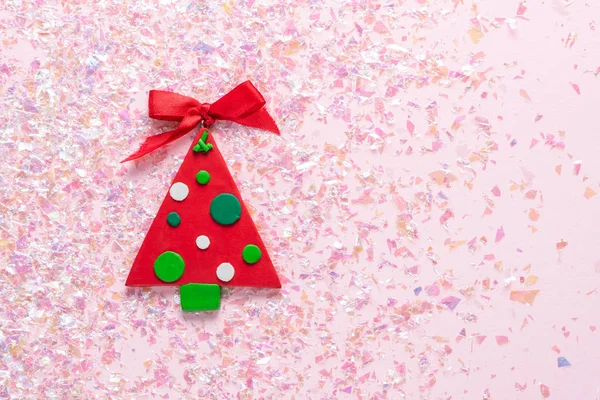 Plasticine Vintage argila árvore de Natal no fundo brilho rosa. Conceito mínimo de Natal. Feliz Ano Novo. Flat lay, vista superior, espaço de cópia — Fotografia de Stock