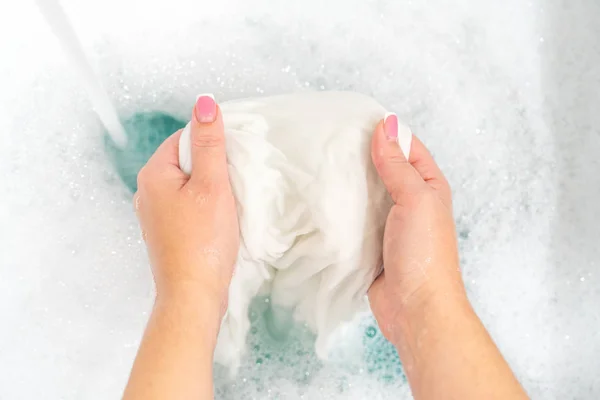 Lavado a mano ropa blanca en fregadero para blanquear —  Fotos de Stock