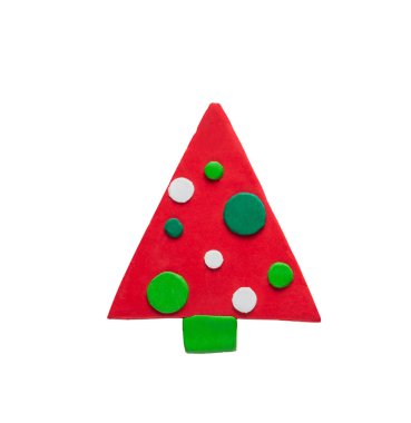 Beyaz arka planda izole edilmiş kilden yapılmış Noel ağacı