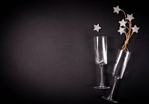Två glas med trätjära dekoraion med rep, platt låg, firande koncept — Stockfoto