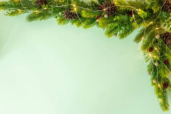 Dekoracja rogu choinki na zielonym tle, płaskie leżaki — Zdjęcie stockowe