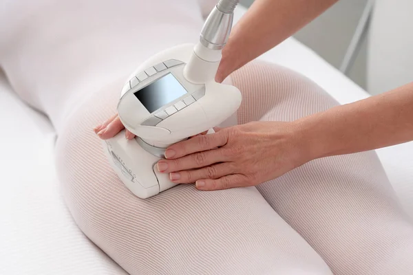 Femme en costume blanc spécial obtenir massage anti-cellulite dans le salon de spa. Traitement GPL et contouring corporel — Photo
