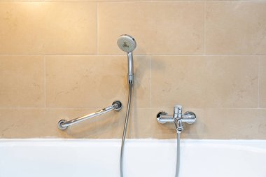 Banyodaki yaşlılar için tuvalet banyosu ve tırabzan.