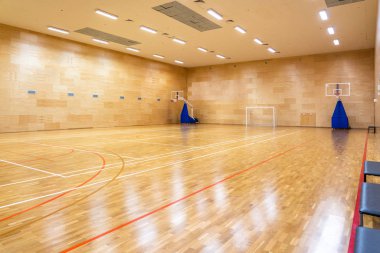 Boş modern basketbol ya da kapalı alanda oynanan futbol sahasının içi