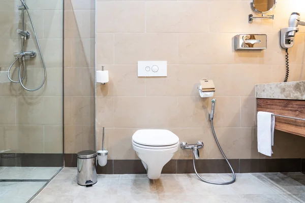 WC bianco in un bagno moderno con doccia — Foto Stock