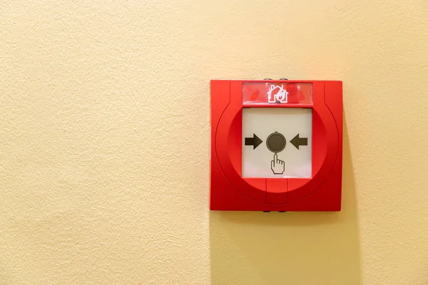 Drukknop schakelaar brandmelder op muur voor waarschuwings- en beveiligingssysteem — Stockfoto