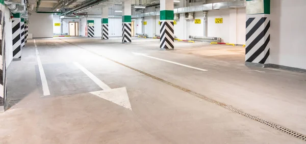地下停车场，空旷的现代工业室内 — 图库照片