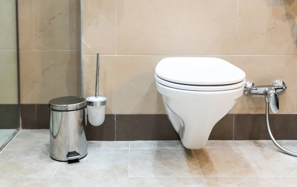 Tigela de vaso sanitário branco em um banheiro moderno com chuveiro — Fotografia de Stock