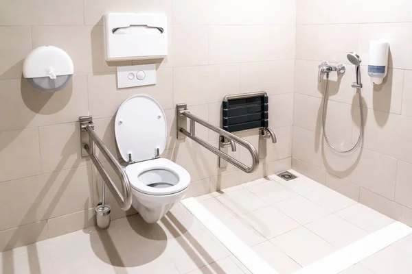 Громадський туалет для людей з обмеженими можливостями зі спеціальним обладнанням — стокове фото