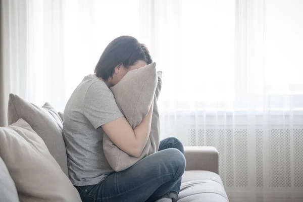 Üzgün depresif kadın yastıkta ağlıyor, yalnızlık ve üzüntü konsepti — Stok fotoğraf