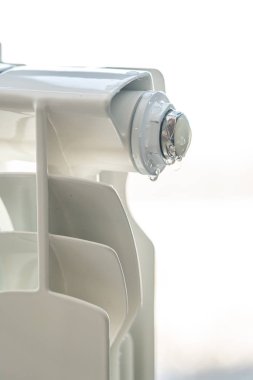 Isıtma kaloriferinden su sızıyor.