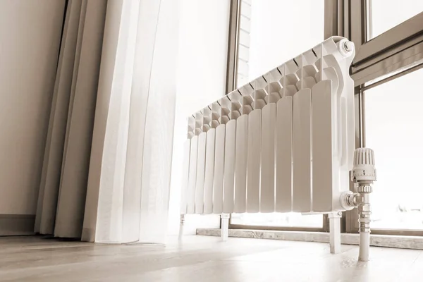 Weißer großer Heizkörper in Fensternähe im modernen Raum, Sepiatonung — Stockfoto