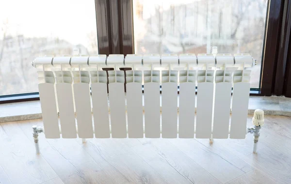Biały duży grzejnik z termostatem do okien w nowoczesnym pomieszczeniu — Zdjęcie stockowe