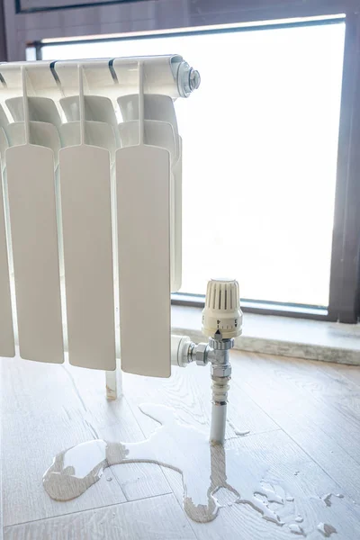 Scurgeri de apă prin radiatorul de încălzire — Fotografie, imagine de stoc