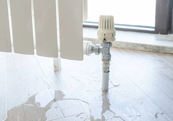 Water leak through the heating radiator — Stock Photo, Image