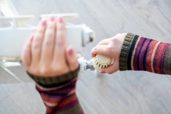 Regolazione radiatore primo piano. Mano femminile regolazione della temperatura del radiatore — Foto Stock