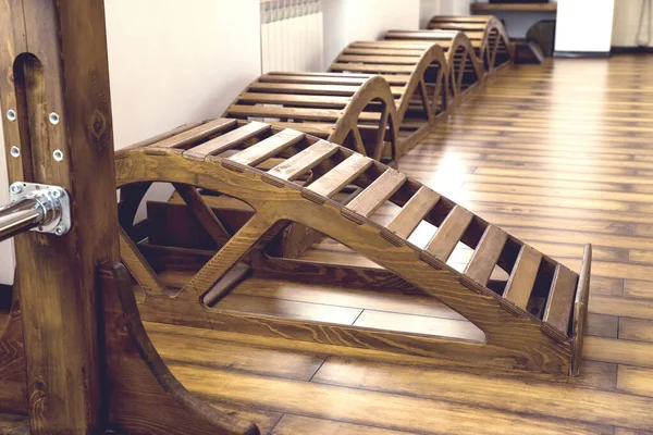 Інтер'єр тренажерного залу з дерев'яними лавками йоги — стокове фото