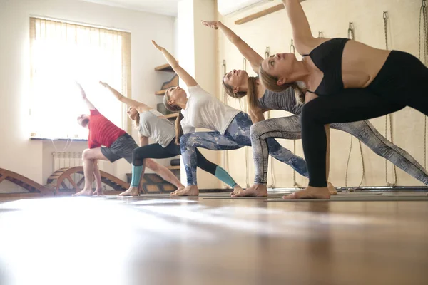 Aula de Yoga, Grupo de pessoas relaxando e fazendo pose de Yoga. Bem-estar e estilo de vida saudável . — Fotografia de Stock