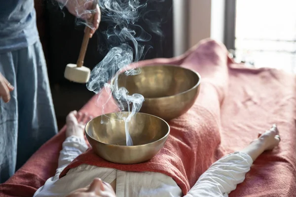 Cuencos de canto tibetano en terapia de sonido en el centro de spa Imagen de archivo