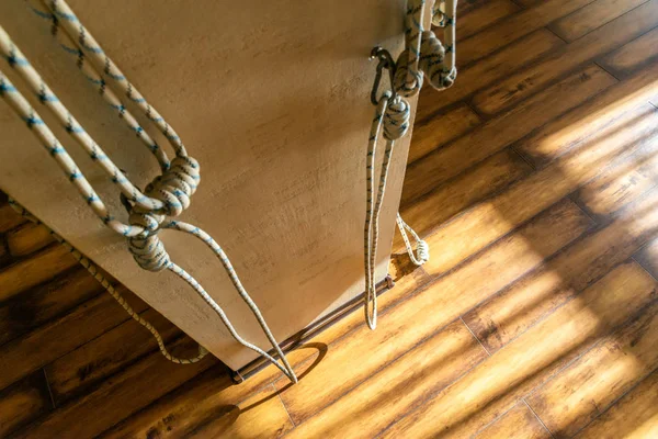 スタジオの壁に掛けられたヨガロープ。Iyengarヨガ小道具 — ストック写真