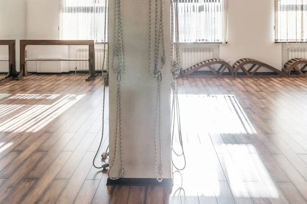 Cordas de ioga penduradas na parede do estúdio. Iyengar adereços de ioga — Fotografia de Stock