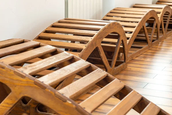 Interior do ginásio com bancos de madeira de ioga — Fotografia de Stock