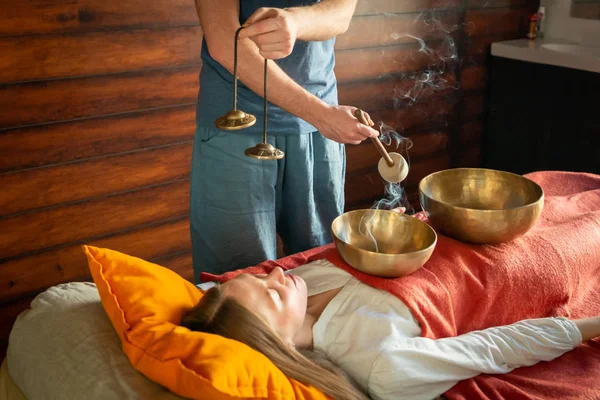 Masaje de sonido, tratamiento de cuencos de canto tibetano en el salón de spa —  Fotos de Stock