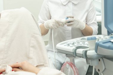 Doktor hasta teşhisi için ultrason tarayıcısı çalıştırıyor