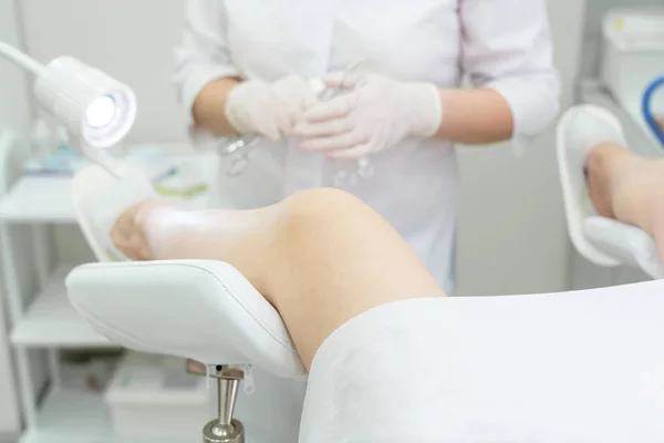 Gynekolog lékař v bílé uniformě v nemocnici s lékařským nástrojem vaginální spekulum — Stock fotografie