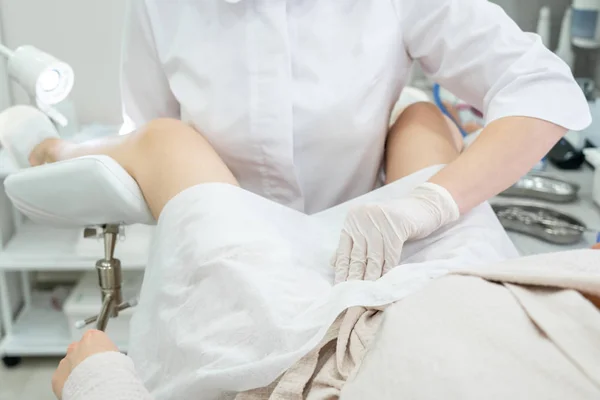 Gynaecoloog die de patiënt aanraakt tijdens het consult in het gynaecologisch kantoor — Stockfoto