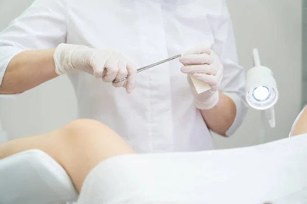Gynekolog öppnar bandstöd med pincett — Stockfoto