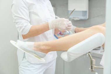 Jinekolog penslerle yara bandı açıyor.