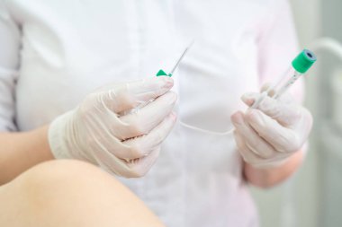 Jinekolog kullanmadan önce boş plazma kaldırma cihazı tutuyor.